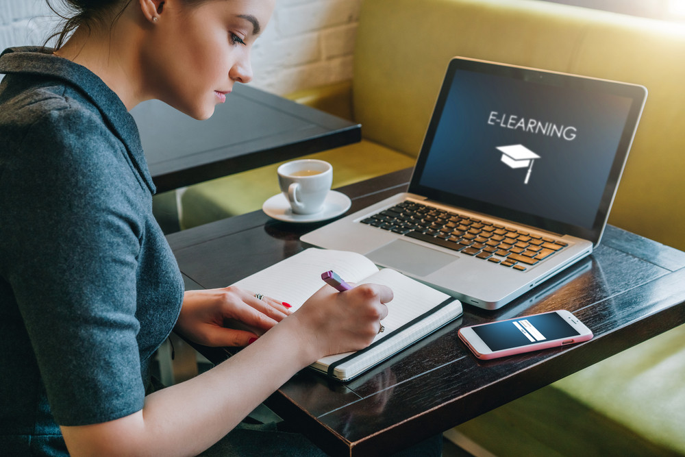 Mejores másteres oficiales online baratos en España: precios y universidades